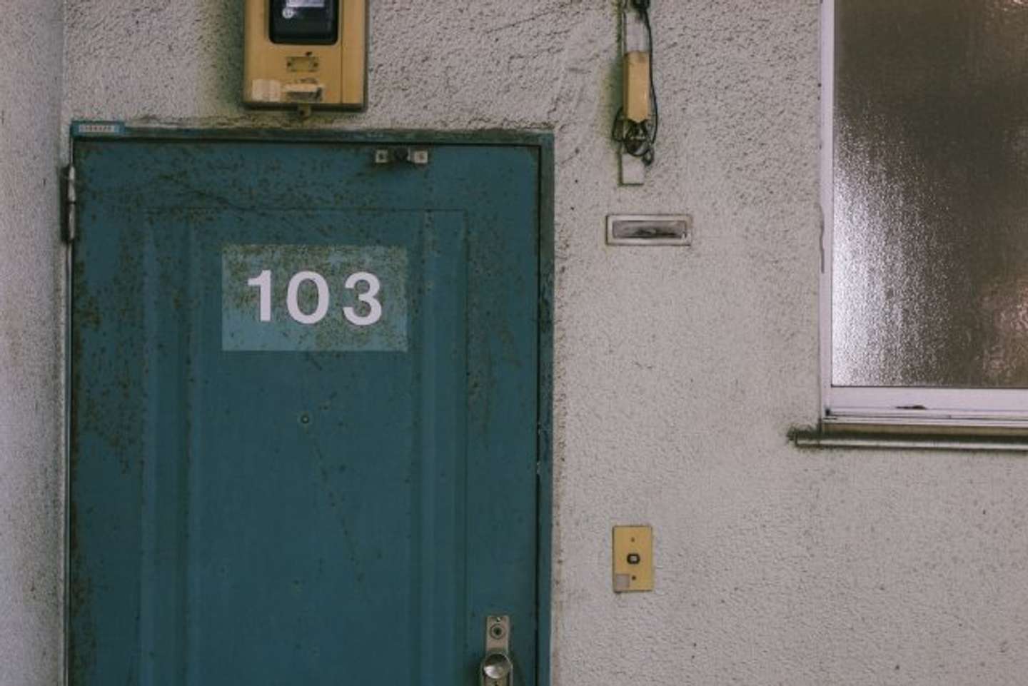 アパートのドアを叩いたのは（画像はphotoAC）