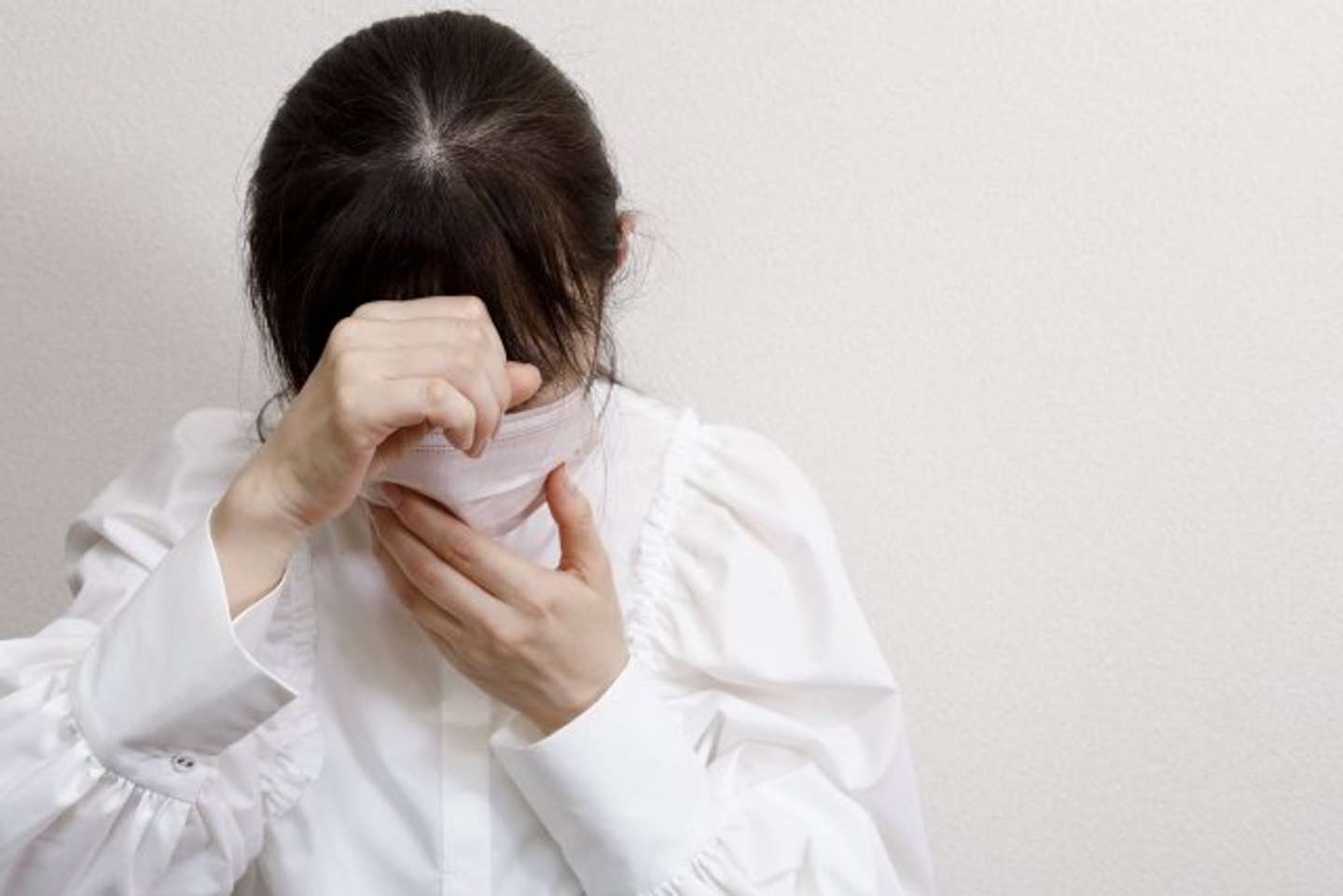 咳がなかなか止まらなくて（画像はphotoAC）