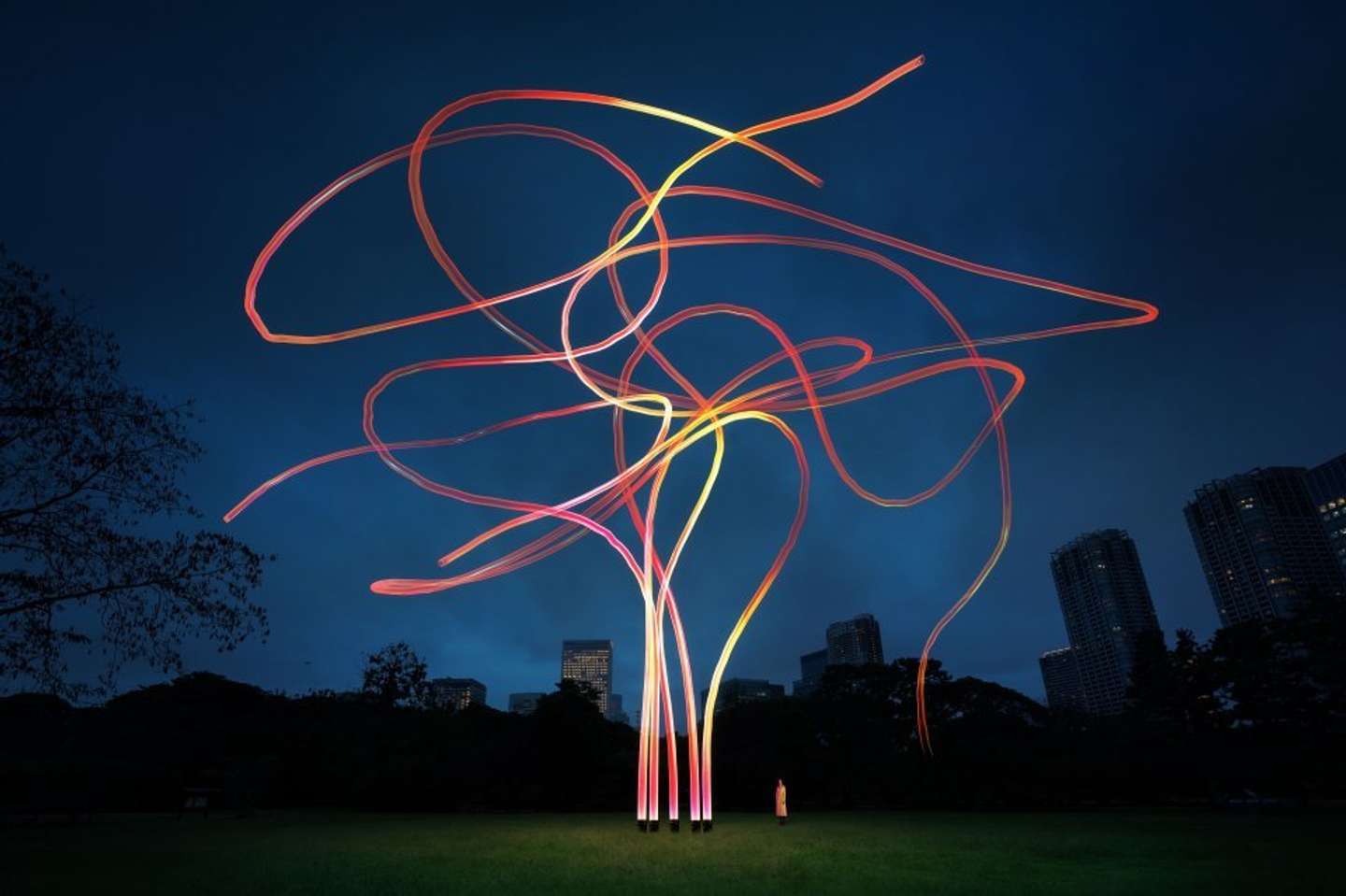 teamLab, Pillar of Constant Flux, 2026-, from the series Pillars that Dance with the Wind, 2023- （C) teamLab　*Composite image ／ 合成画像 *Not an actual exhibition photo.