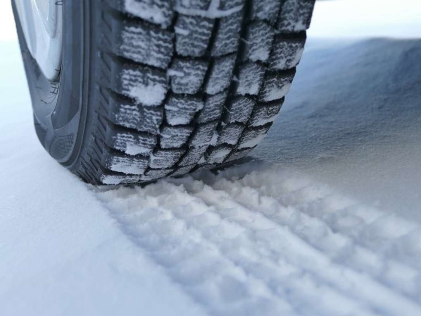 雪道にて（画像はphotoAC）