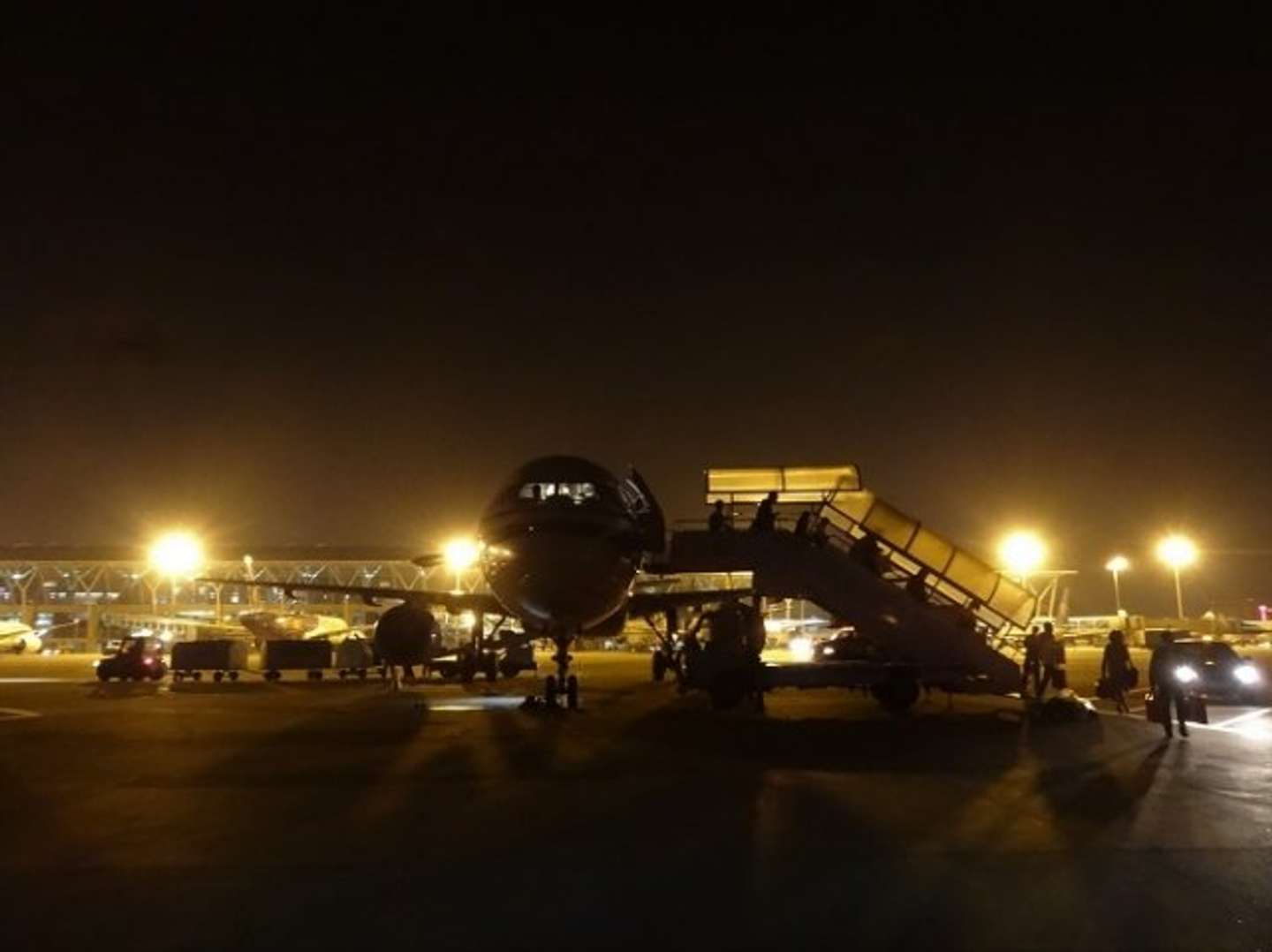 遅延した飛行機で（画像はphotoAC）