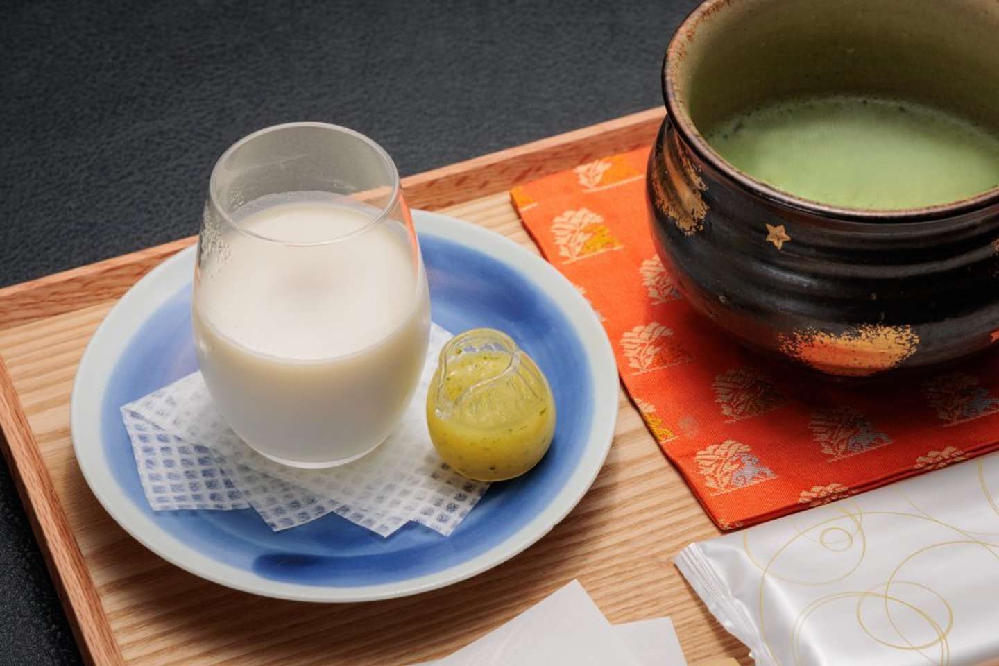 杏仁豆腐バジルソース掛けイメージ