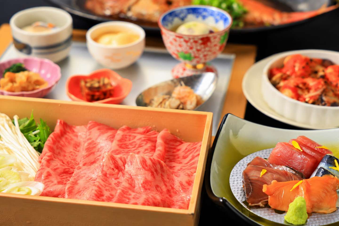 夕食の一例（米沢牛のしゃぶしゃぶ、お造りなど）